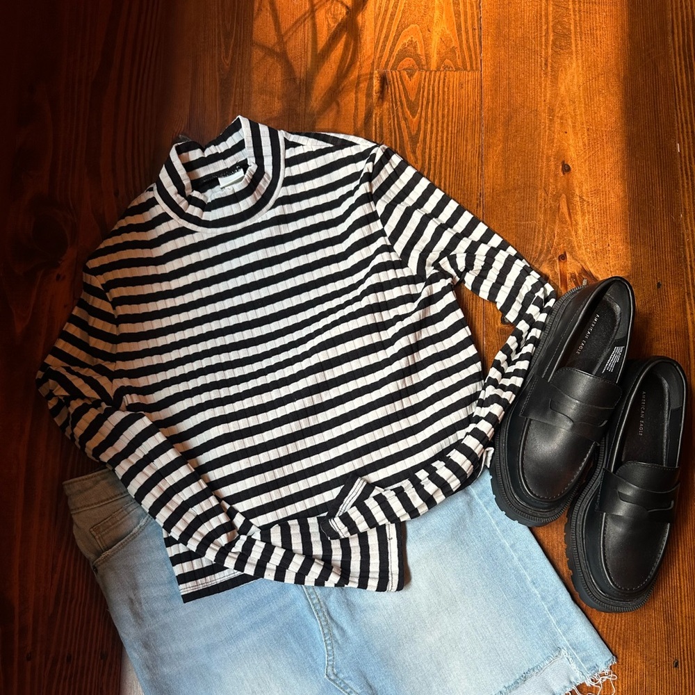 H&M Women’s Cropped Striped Turtleneck 🖤
